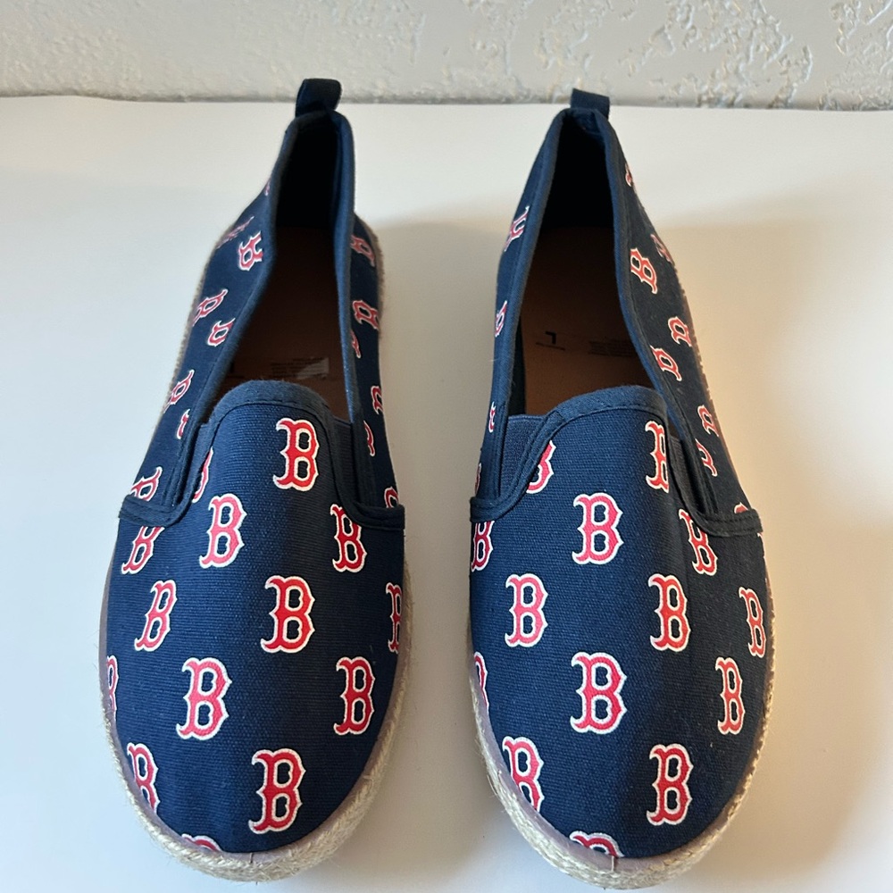 Boston Red Sox Women’s 9-10 L Canvas Slip-Ons Navy and Red logo